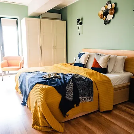 Rooftop With Large Harbor View Terrace Apartament