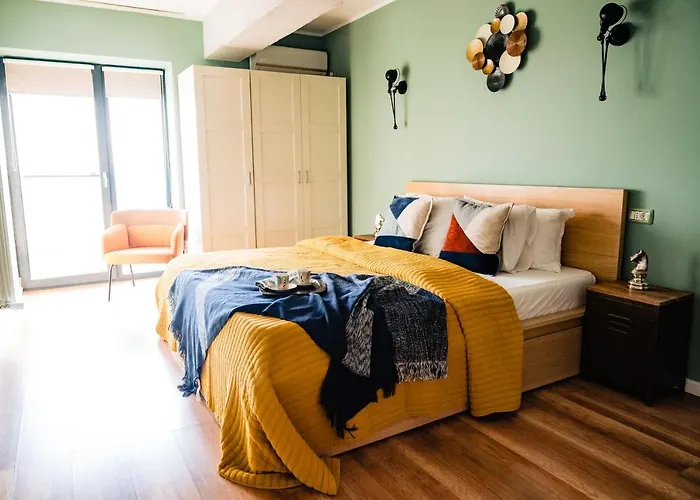 Rooftop With Large Harbor View Terrace Apartment